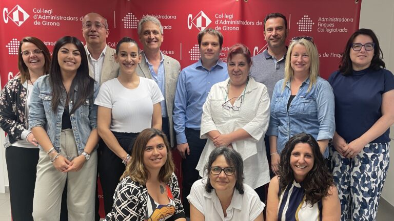 Fem entrega dels diplomes i credencials a les persones que per primera vegada s’han format com a Oficiales i Oficials Habilitats d’AAFF en la nova especialitat en arrendaments (OfHA) 