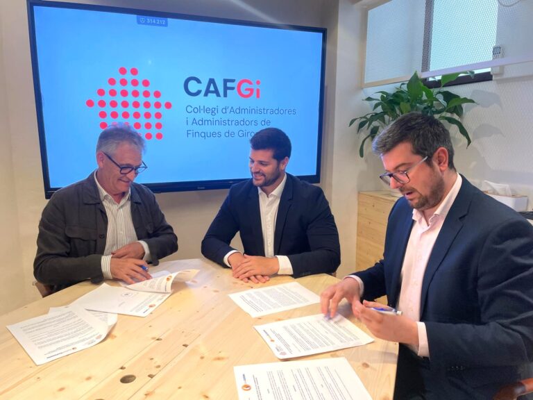 CaixaGuissona signa un conveni de col·laboració i un acord de patrocini amb el CAFGi per oferir avantatges financers a les persones col·legiades 
